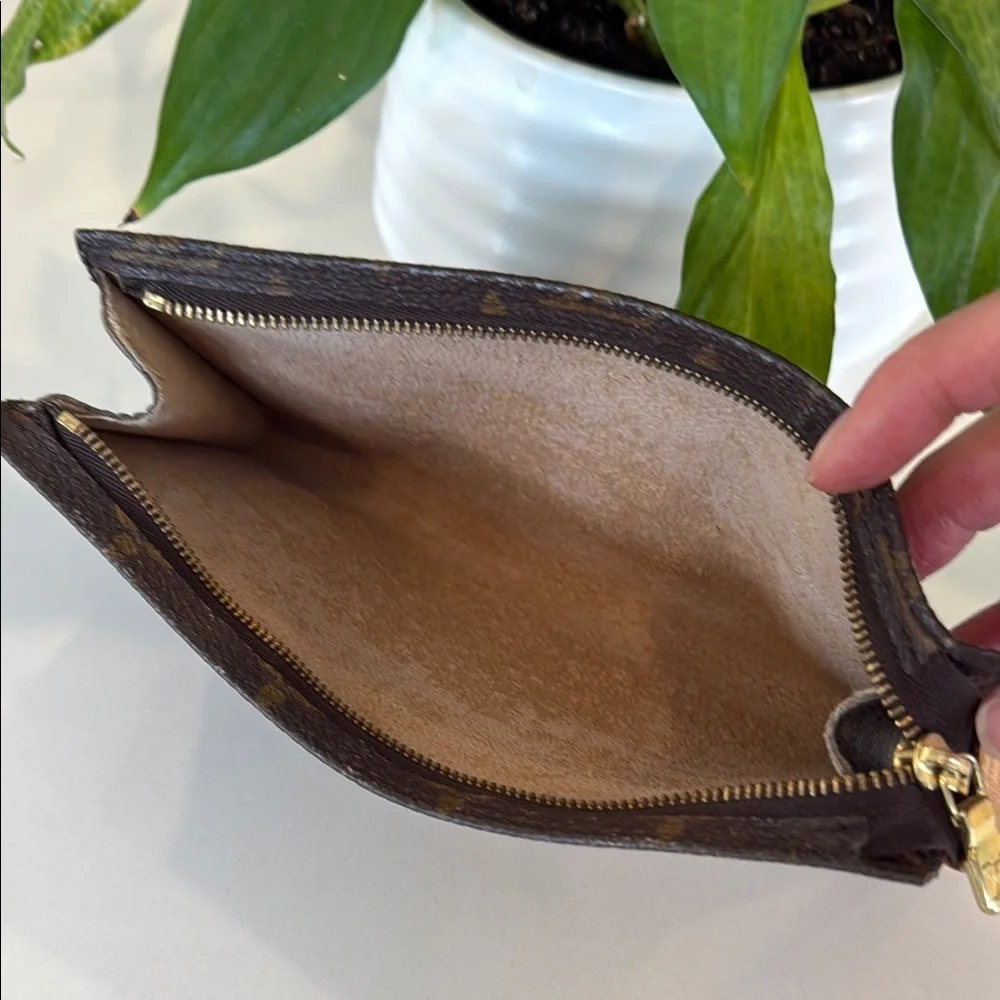 LOUIS VUITTON Monogram Bucket GM pouch - Picture 6 of 10